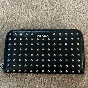 Excellent condition Prada wallet come with authenticity card